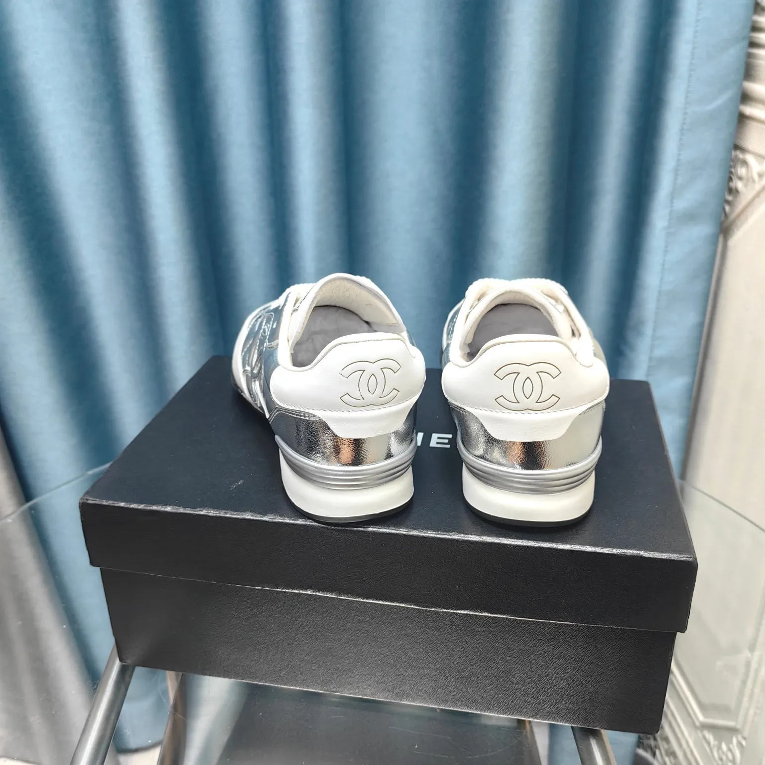 👟👟Ex-factory price 520👟👟 Chanel Chanel - 2024 counter top casual sports shoes This classic design; the upper is electro-embroidered with a variety of techniques; the outsole is fashionable and sporty; it is unusual to incorporate a variety of color matching elements... The diversified mix and match is very beautiful and versatile, casual, fashionable, sports and outdoor can be taken into account... ꫛꫀꪝ Go➫ Material: ❶Upper made of: Original imported mixed-breed sheep ❷Inside made of: original imported breathable sheepskin ❸Outsole based on: original TPU outsole Full set of boutique packaging for women 35–41